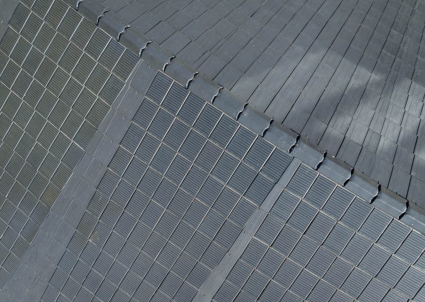 Öffentliches Gebäude mit PV Lösung von Jacobi: Solarziegel Stylist PF mit Flachziegel Stylist in samtschwarz mit Details vom First Stylist