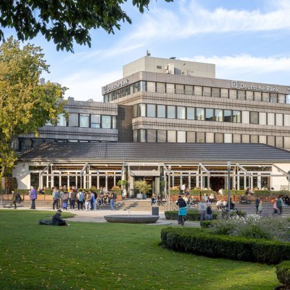 Öffentliches Gebäude mit PV Lösung von Jacobi: Solarziegel Stylist PF mit Flachziegel Stylist in samtschwarz