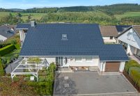 Inspiration für Sanierungen von Einfamilienhäuser mit Satteldach, hier mit Dachziegel J11v in spacegrau