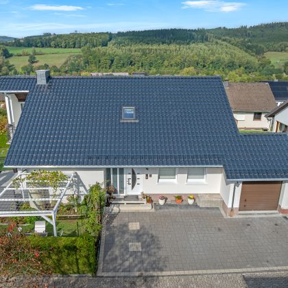 Inspiration für Sanierungen von Einfamilienhäuser mit Satteldach, hier mit Dachziegel J11v in spacegrau