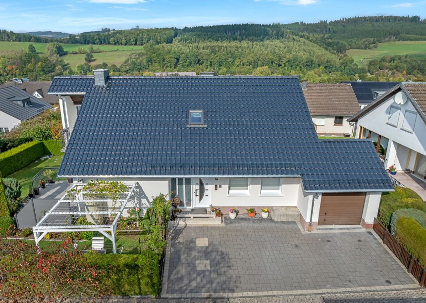 Inspiration für Sanierungen von Einfamilienhäuser mit Satteldach, hier mit Dachziegel J11v in spacegrau