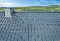 Saniertes Dach mit Firstziegel F6v und Dachziegel J11v in spacegrau - hier in der Dachdetailansicht vom Deckbild