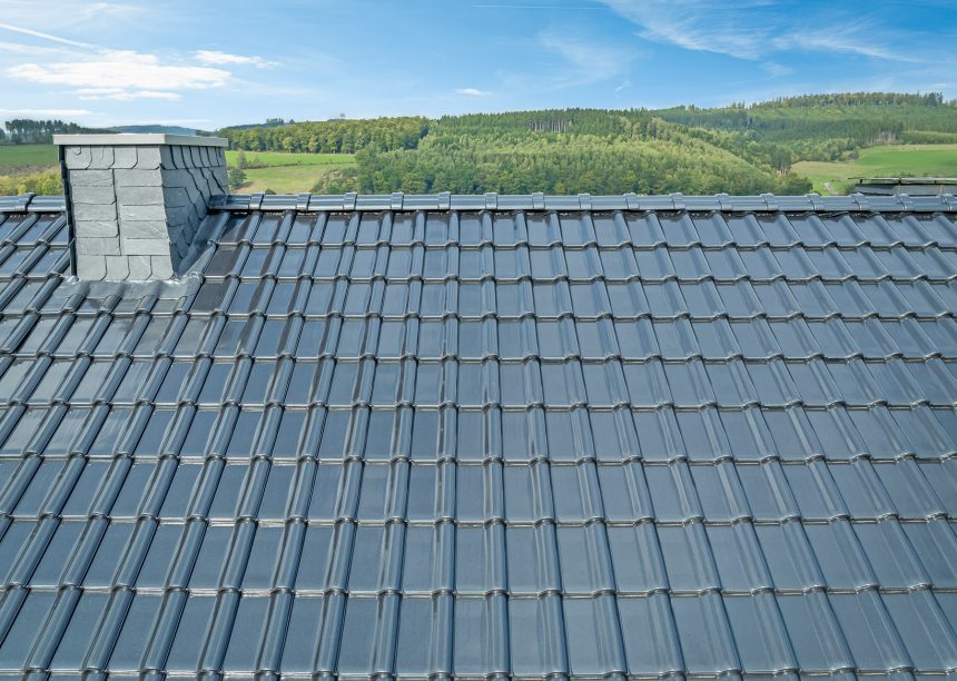 Saniertes Dach mit Firstziegel F6v und Dachziegel J11v in spacegrau - hier in der Dachdetailansicht vom Deckbild