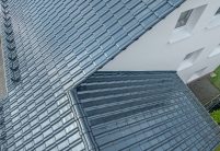 Saniertes Dach mit Firstziegel F6v und Dachziegel J11v in spacegrau - hier in der Dachdetailansicht per Drohne