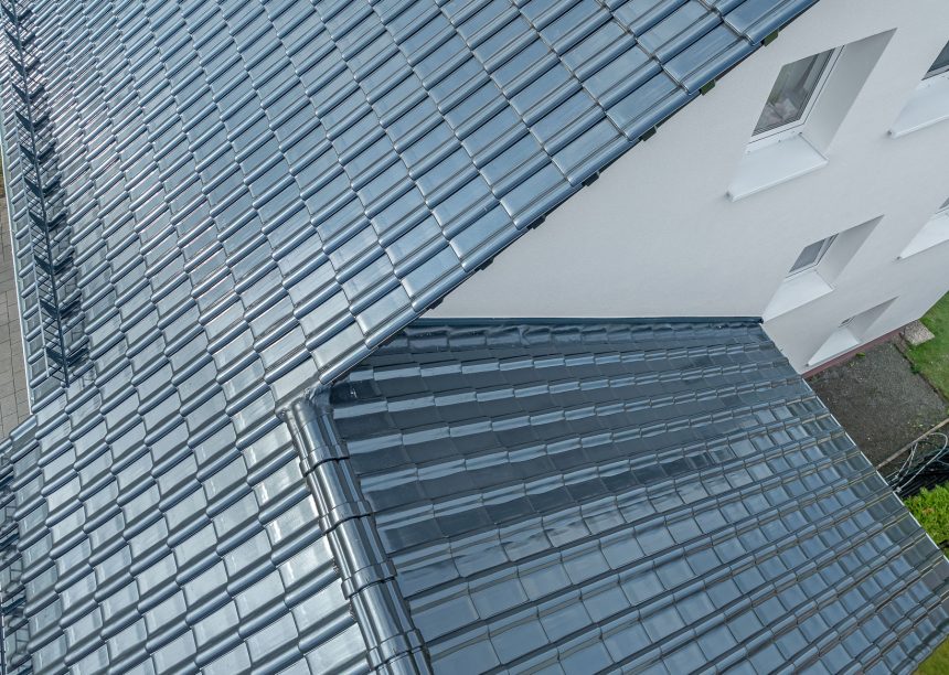 Saniertes Dach mit Firstziegel F6v und Dachziegel J11v in spacegrau - hier in der Dachdetailansicht per Drohne