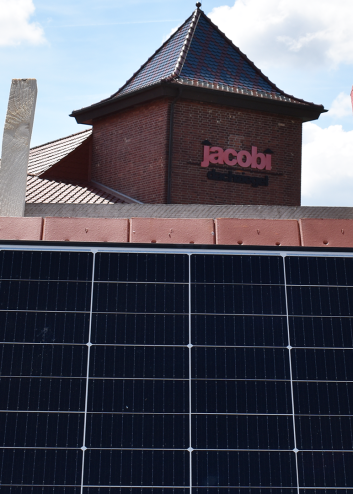 Dachfläche mit BIberschwanzziegeln und PV-Aufdachanlage