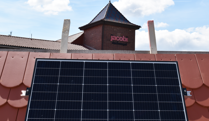 Dachfläche mit BIberschwanzziegeln und PV-Aufdachanlage