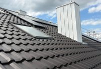 W6v in anthrazit auf saniertem Einfamilienhaus als Inspiration für Bauherren mit PV und Schornstein