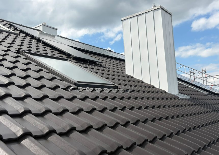 W6v in anthrazit auf saniertem Einfamilienhaus als Inspiration für Bauherren mit PV und Schornstein