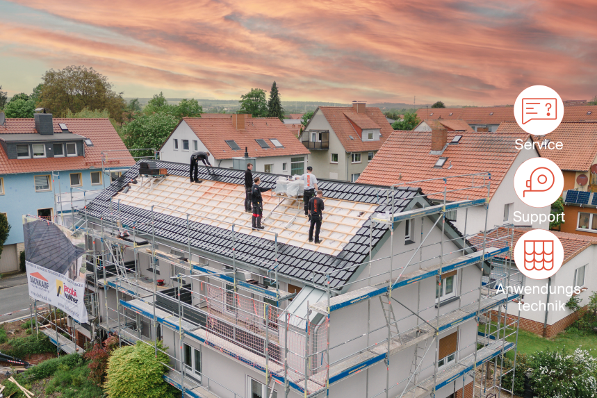 Handwerker auf dem Dach. Anwendungstechniker gesucht