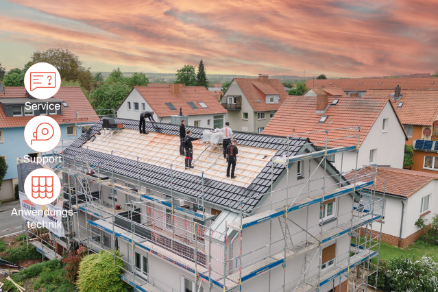Handwerker auf dem Dach. Anwendungstechniker gesucht