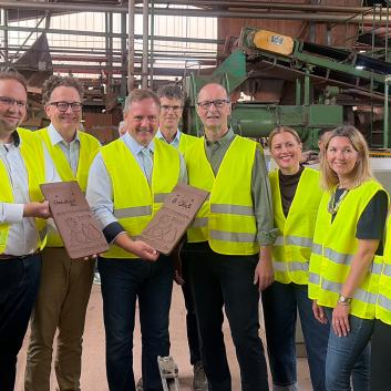 Grupppenbild mit unseren Gästen bei der Werksführung im Dachziegelwerk Langenzenn