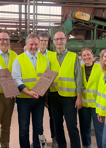 Grupppenbild mit unseren Gästen bei der Werksführung im Dachziegelwerk Langenzenn