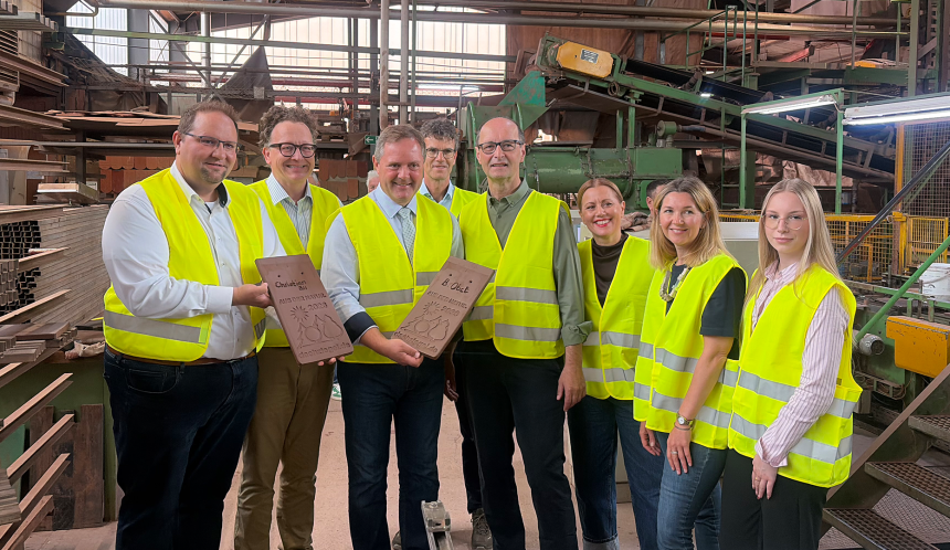 Grupppenbild mit unseren Gästen bei der Werksführung im Dachziegelwerk Langenzenn
