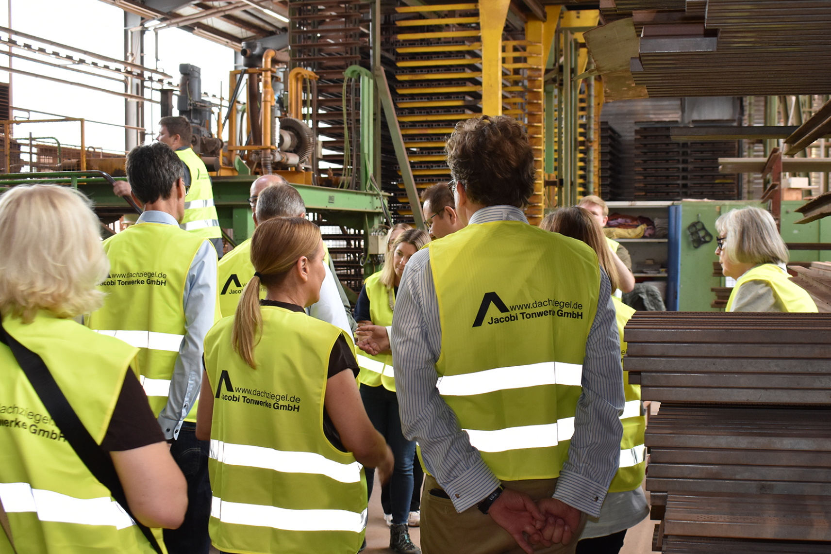 Besuch vom Landrat im Dachziegelwerk. Rundgang durch die Produktion