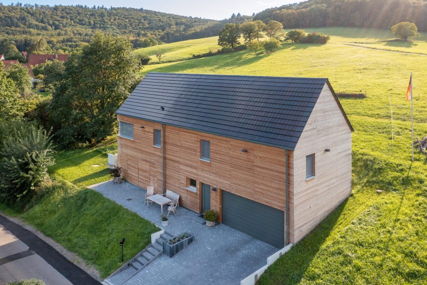 Holzhaus mit Solardachziegel