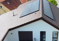 Dachziegel Z5 in der Oberfläche dunkelbraun auf Satteldach mit Pultdachziegel universal am linken Bildrand
