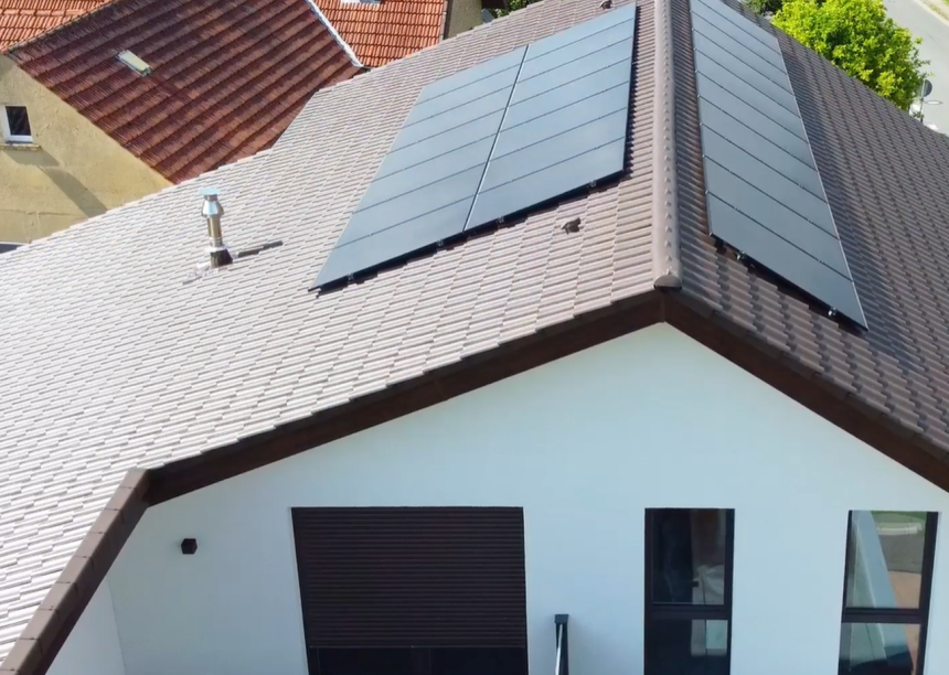 Dachziegel Z5 in der Oberfläche dunkelbraun auf Satteldach mit Pultdachziegel universal am linken Bildrand