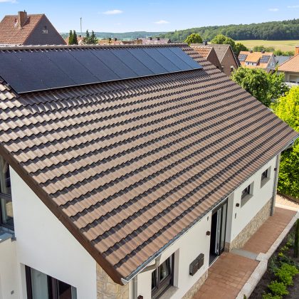 Dachziegel Z5 in der Oberfläche dunkelbraun auf Satteldach mit Schleppdach, Fotodetails von Haustüre