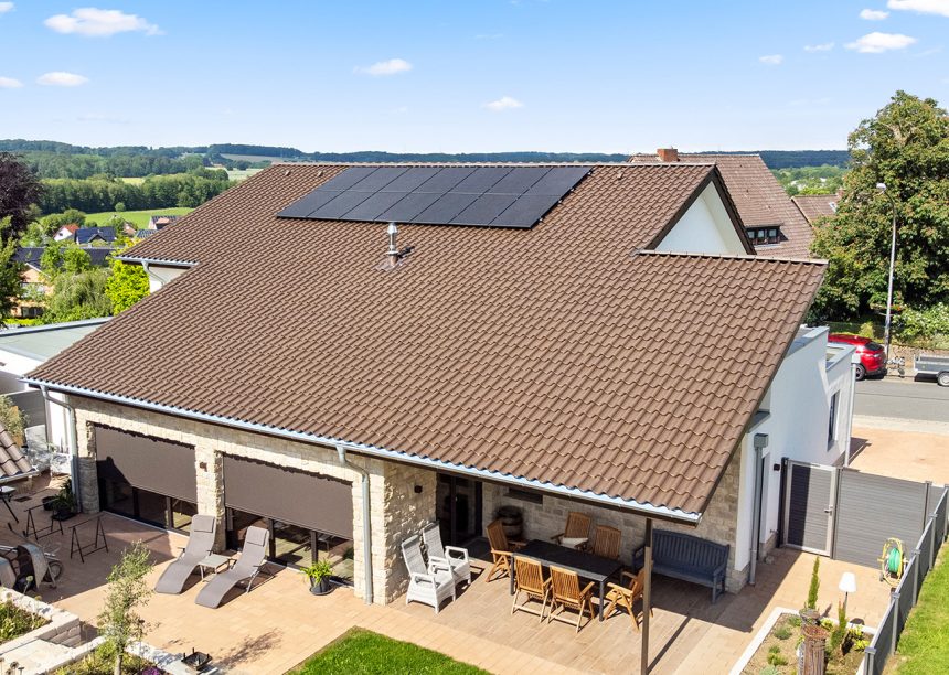 Dachziegel Z5 in der Oberfläche dunkelbraun auf Satteldach mit Schleppdach, Referenz mit Terrasseneinblick