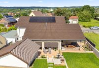 Dachziegel Z5 in der Oberfläche dunkelbraun auf Satteldach mit Schleppdach, Gartenhaus und am Balkon