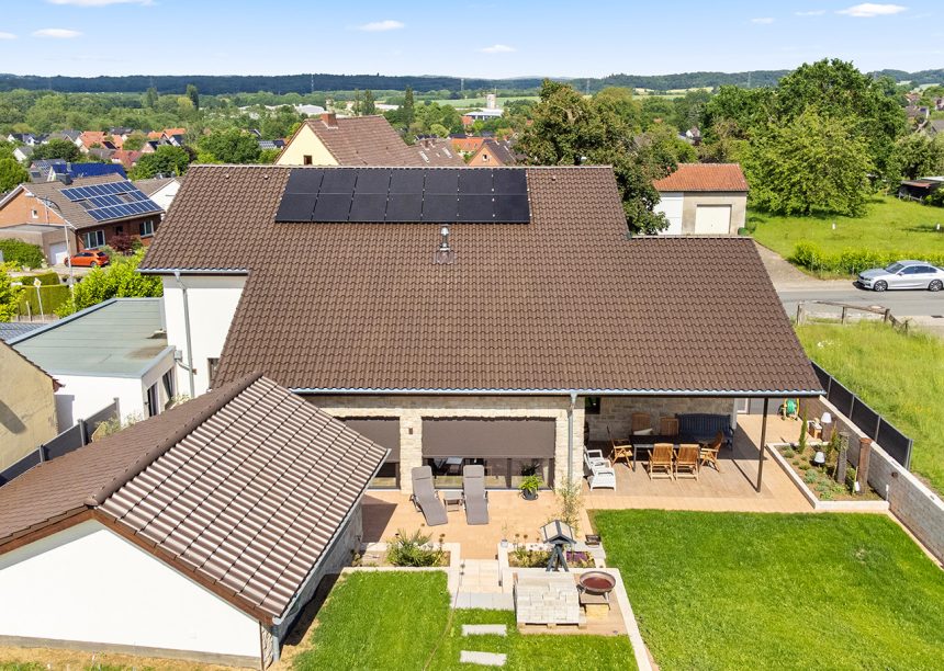Dachziegel Z5 in der Oberfläche dunkelbraun auf Satteldach mit Schleppdach, Gartenhaus und am Balkon