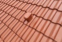Flächenbild von Dachziegel W4v, Langenzenner Flachdachziegelmodell, in der Farbe rotbraun mit Zubehör Sanitärlüfter