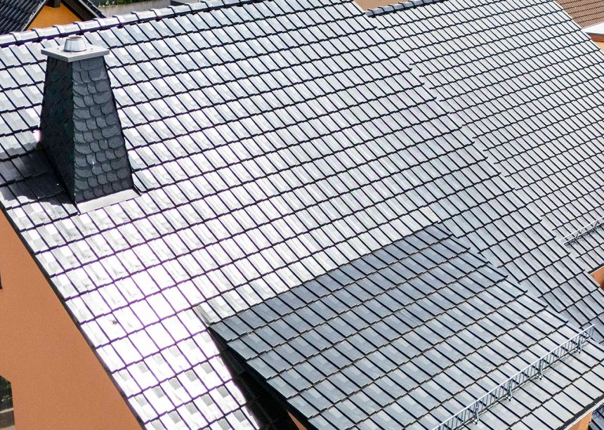 Dachziegel J160 in der trendigen Oberfläche edelspacegrau, moderner Dachziegel für moderne Bauherren im Bild der Referenz die Schleppdachgaube
