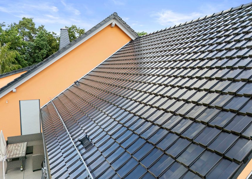 Dachziegel J160 in der trendigen Oberfläche edelspacegrau, moderner Dachziegel für moderne Bauherren
