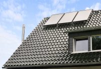 Top Referenz mit sicherer PV Modul Montage: Solarträger universal mit Alugrundpfanne auf Z5 Dach im stilvollen tannengrün hier mit Schleppdachgaube