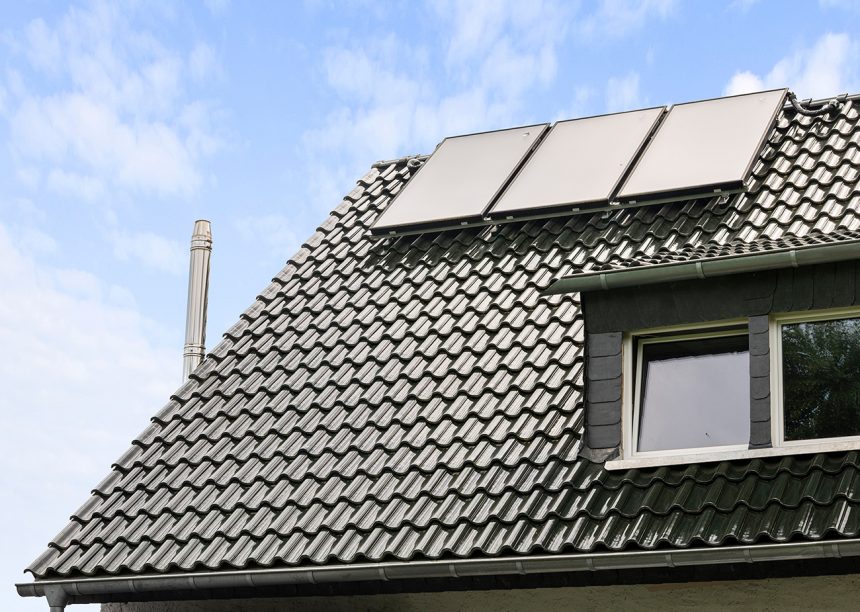 Top Referenz mit sicherer PV Modul Montage: Solarträger universal mit Alugrundpfanne auf Z5 Dach im stilvollen tannengrün hier mit Schleppdachgaube
