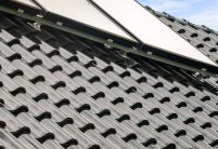 Top Referenz mit sicherer PV Modul Montage: Solarträger universal mit Alugrundpfanne auf Z5 Dach im stilvollen tannengrün