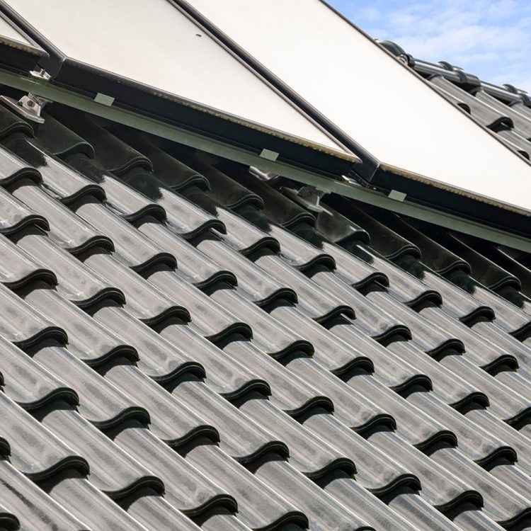 Top Referenz mit sicherer PV Modul Montage: Solarträger universal mit Alugrundpfanne auf Z5 Dach im stilvollen tannengrün