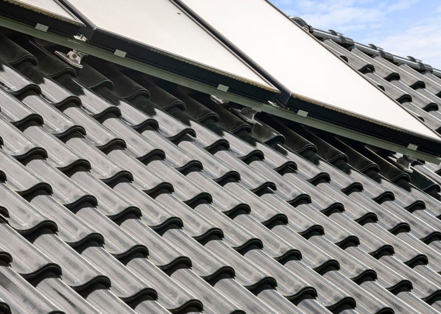 Top Referenz mit sicherer PV Modul Montage: Solarträger universal mit Alugrundpfanne auf Z5 Dach im stilvollen tannengrün