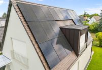 Referenz zum inspirieren mit dunkelbraunen Biberschwanzziegeln in dunkelbraun auf Steildach mit Aufdach-PV-Anlage