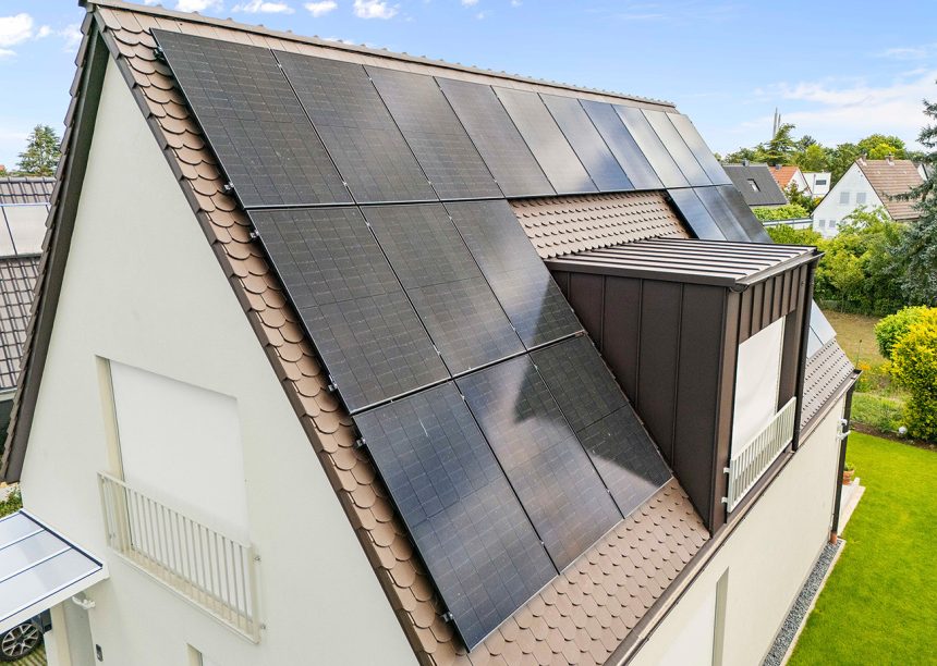 Referenz zum inspirieren mit dunkelbraunen Biberschwanzziegeln in dunkelbraun auf Steildach mit Aufdach-PV-Anlage