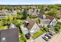 Referenz zum inspirieren mit dunkelbraunen Biberschwanzziegeln in dunkelbraun auf Steildach in der Gesamtansicht