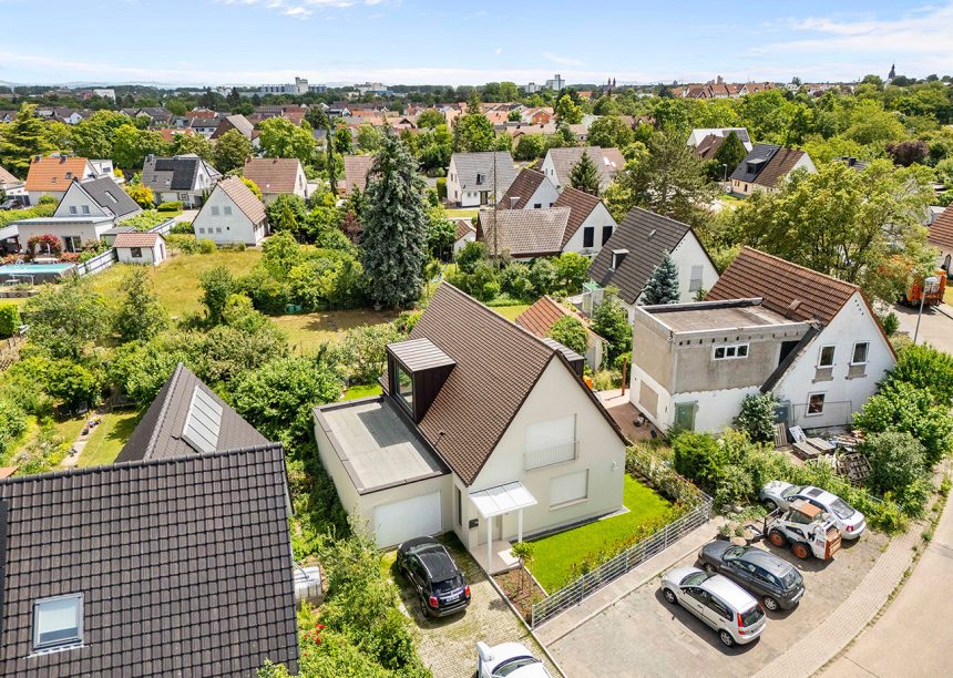 Referenz zum inspirieren mit dunkelbraunen Biberschwanzziegeln in dunkelbraun auf Steildach in der Gesamtansicht