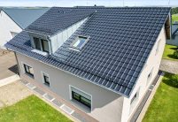Referenzobjekt mit Dachziegel J11v von Jacobi in spacegrau in der Komplettansicht mit FAL Lösung unterhalb mit Schleppdachgaube