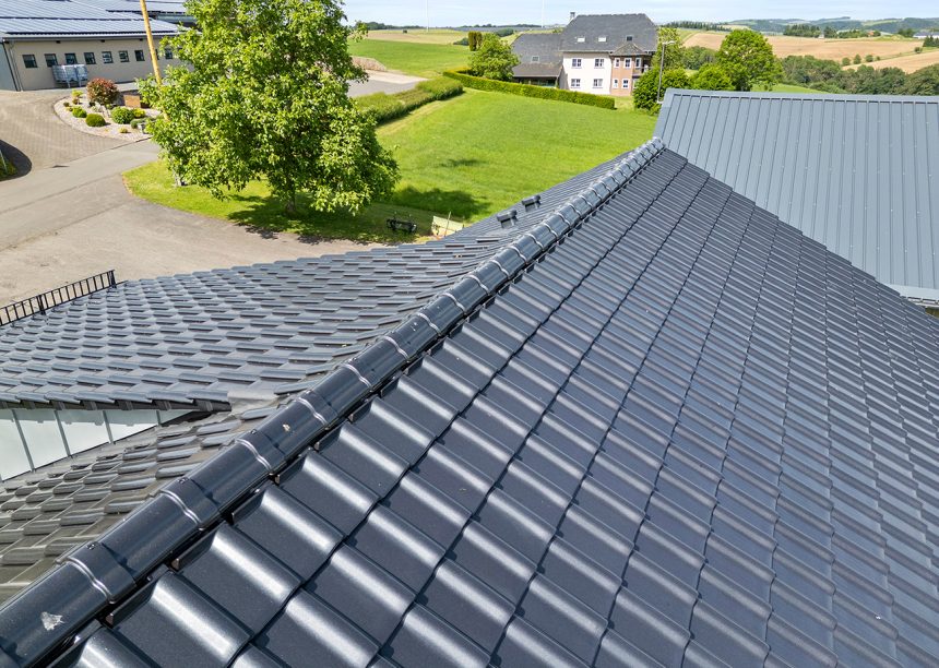 Referenzobjekt mit Dachziegel J11v von Jacobi in spacegrau in der Komplettansicht mit FAL Lösung unterhalb des Firstes F6v mit Details