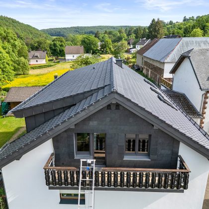 J11v in der Glasur lavagrau matt auf einem sehr hochwertig saniertem Einfamilienhaus.