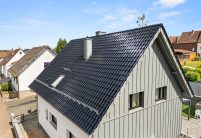 Einfamilienhaus mit blauem Dach: Neubau mit Dachziegel J13v in marineblau aus mit Giebeldetails und formschönen Firstanfänger im Bild