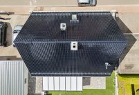 Einfamilienhaus mit blauem Dach: Neubau mit Dachziegel J13v in marineblau aus Draufsicht (Firstziegel)