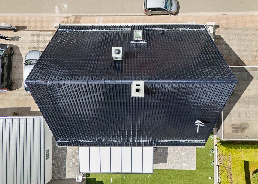 Einfamilienhaus mit blauem Dach: Neubau mit Dachziegel J13v in marineblau aus Draufsicht (Firstziegel)