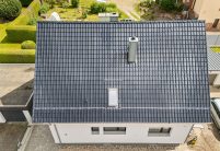 Einfamilienhaus mit blauem Dach: Neubau mit Dachziegel J13v in marineblau im Fokus die Dachflächenansicht