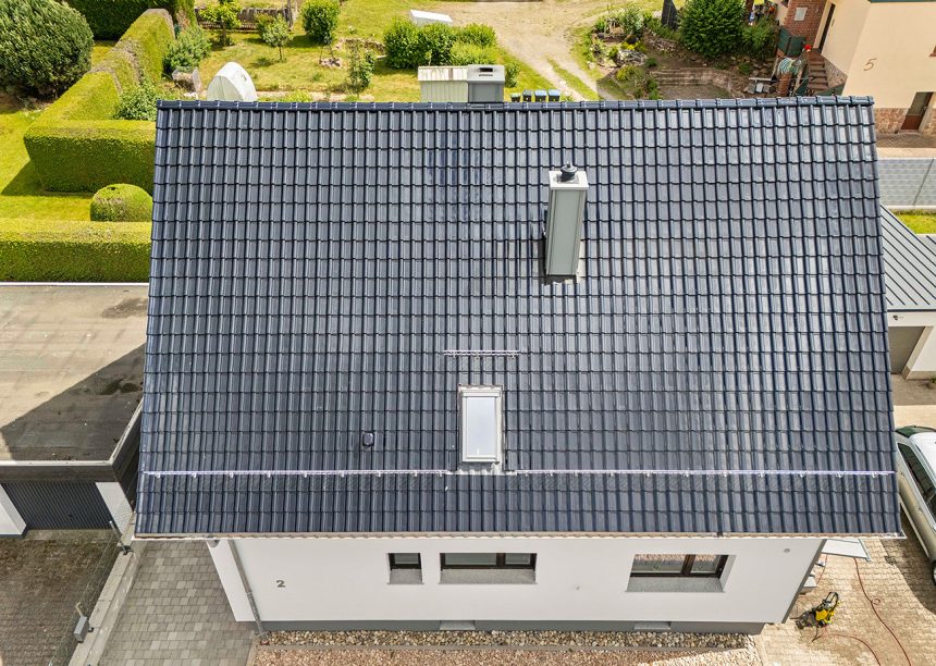 Einfamilienhaus mit blauem Dach: Neubau mit Dachziegel J13v in marineblau im Fokus die Dachflächenansicht