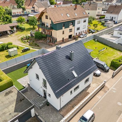 Einfamilienhaus mit blauem Dach: Neubau mit Dachziegel J13v in marineblau