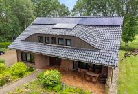 Klinkerhaus mit Dachziegel Z5 in edelschwarz auf Satteldach mit besonderer Fledermausgaube in der schrägen Gesamtansicht