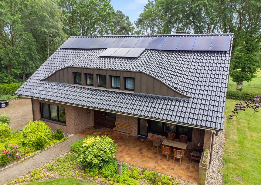 Klinkerhaus mit Dachziegel Z5 in edelschwarz auf Satteldach mit besonderer Fledermausgaube in der schrägen Gesamtansicht