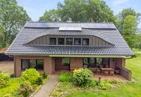 Klinkerhaus mit Dachziegel Z5 in edelschwarz auf Satteldach mit besonderer Fledermausgaube